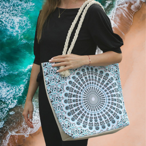 Emmy Jane - Large Beach Bag - Rope Handled Mandela Shopper Bag - Blue Shades. This charmingly patterned Mandala Bag is large enough for storing all of your essentials. This attractive bag has a small pocket inside, two shoulder straps, and a fastening at the top with a zip. Perfect for shopping and also for the beach.