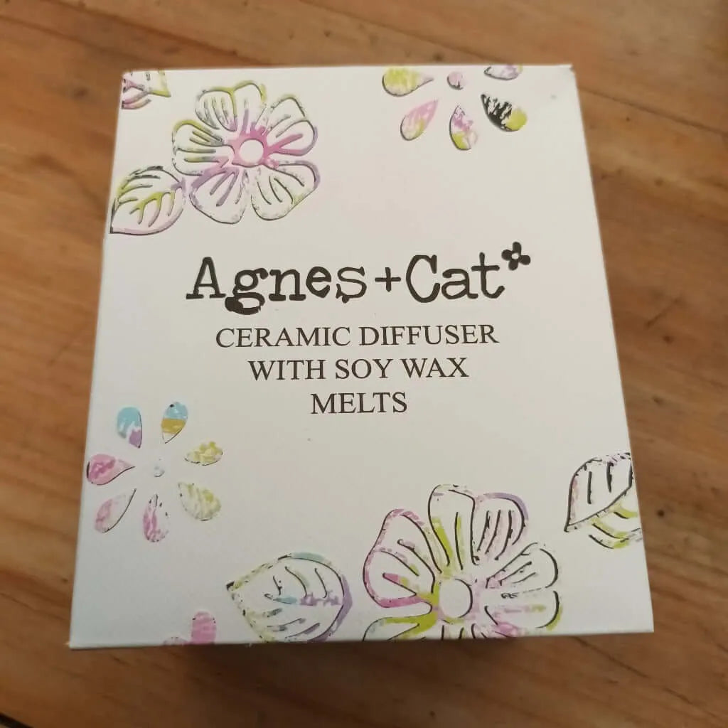 Agnes and Cat Ceramic Diffuser Gift Set with Soy Wax Melts - Agnes+Cat Home & Garden > Decor > Home Fragrance Accessories > Candle & Oil Warmers > Wax Melt Burners > Wax & Oil Burners Gift Sets > Ceramic Diffuser Gift Set with Soy Wax Melts > Agnes+Cat Gift Sets emmy-jane-boutique.myshopify.com