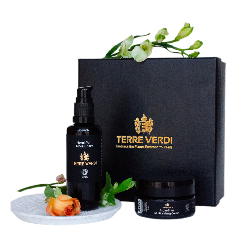 Emmy Jane - Organic Spa Gift Set - The Selfcare Box - Terre Verdi Organic Skincare. Our award-winning cruelty-free products are full of soothing ingredients, Perfect for an at-home facial. The Selfcare Box contains two full-size treatments that can moisturise from head to toe while also providing an aromatherapy session that boosts well-being. Presented in a luxury black box.