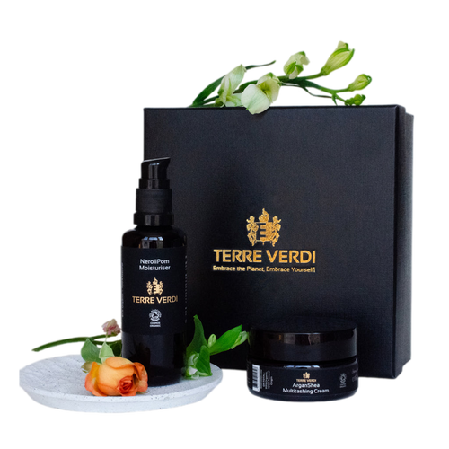 Emmy Jane - Organic Spa Gift Set - The Selfcare Box - Terre Verdi Organic Skincare. Our award-winning cruelty-free products are full of soothing ingredients, Perfect for an at-home facial. The Selfcare Box contains two full-size treatments that can moisturise from head to toe while also providing an aromatherapy session that boosts well-being. Presented in a luxury black box.