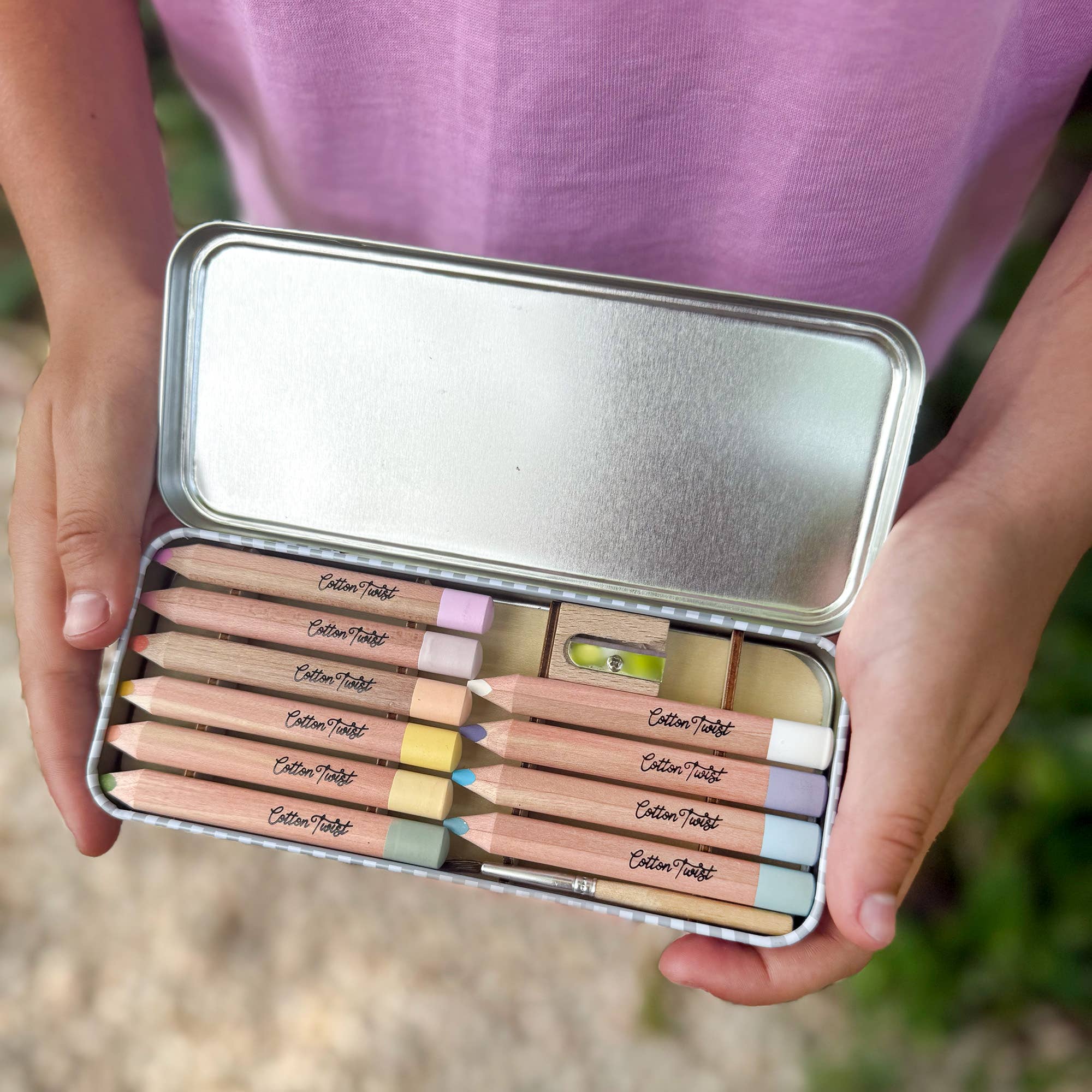 Set of eco-friendly watercolour pencils in a metal case