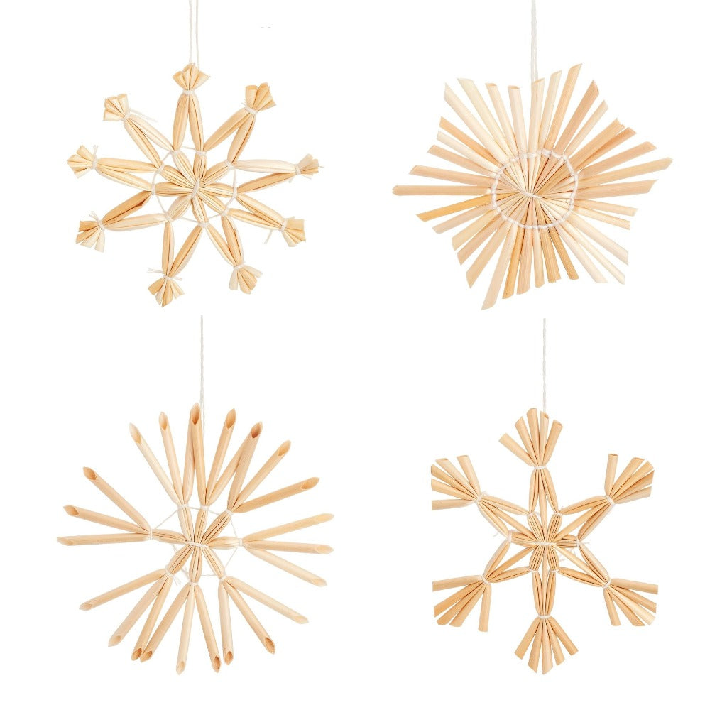 Emmy Jane Boutique -Natural Christmas Tree Decorations - Straw Snowflake Hanging Decoration - Set of 4. Set of four small straw snowflake hanging decoration sets will bring on-trend style to your Christmas decor. This unique handcrafted Christmas decoration set features a colourway of heart-warming hues.