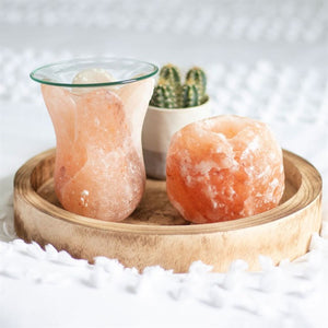 This tulip-shaped Himalayan salt oil burner pairs beautifully with the salt's natural variations of pink hues. Place a tealight inside and your choice of fragrance oil or wax melts on the glass dish to fill the home with fragrance.